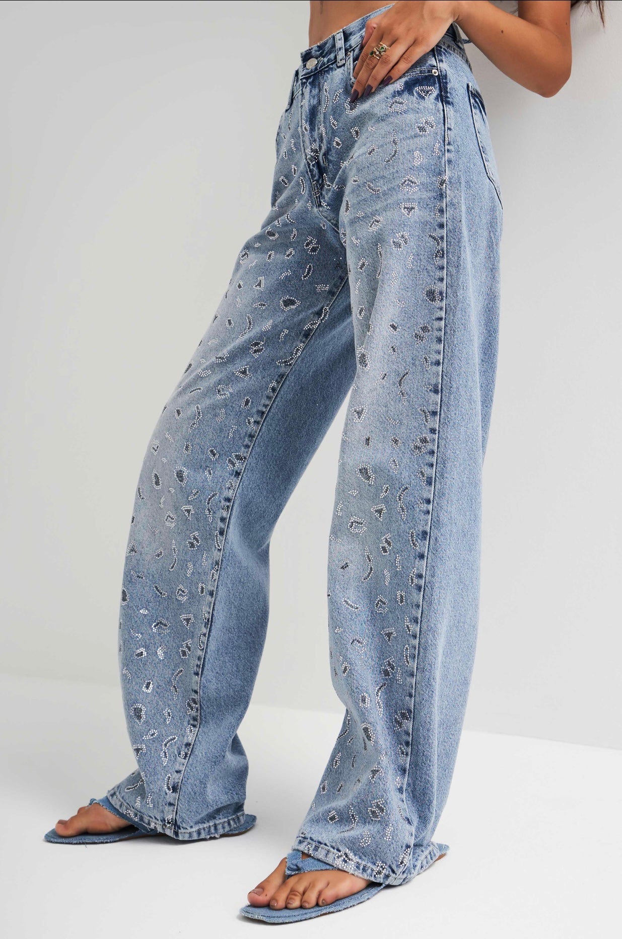 HIGH-WAIST STRAIGHT FIT DENIM WITH RHINESTONES CD17