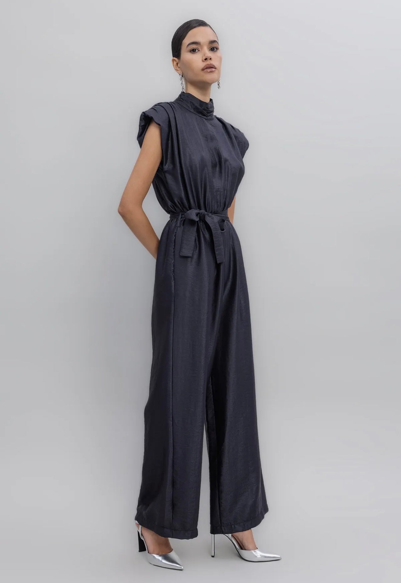 HIGH COLLAR SHORT-SLEEVE JUMPSUIT