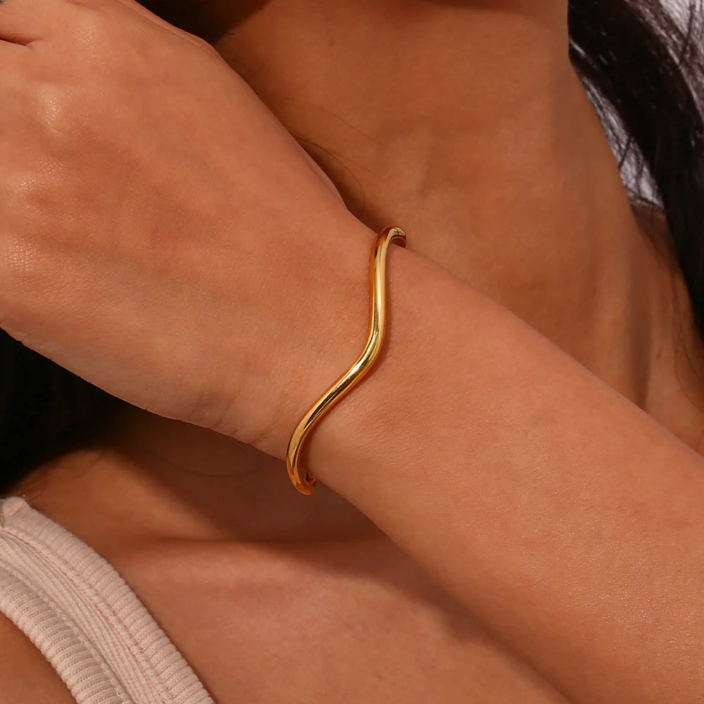 LUCINDA GOLD BANGLE