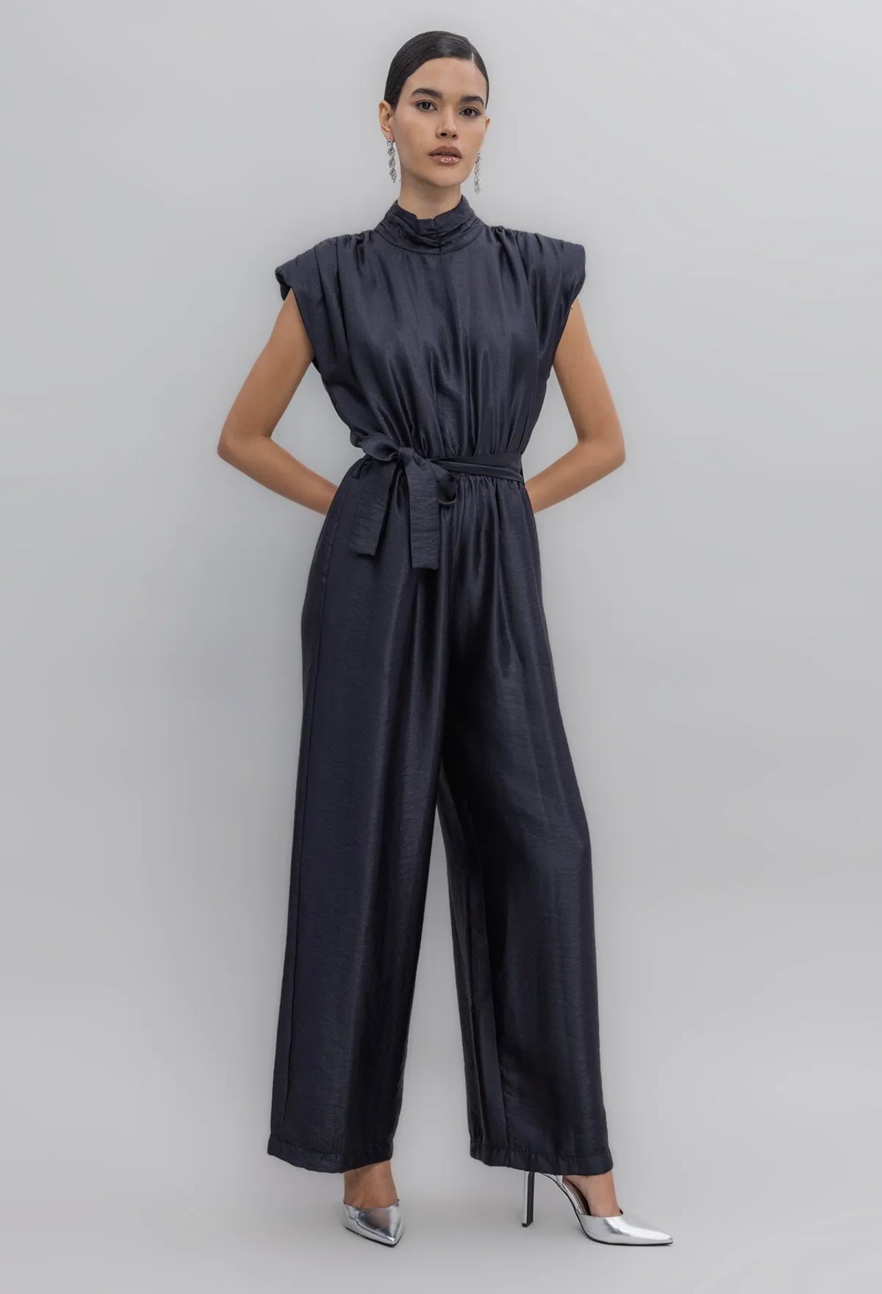 HIGH COLLAR SHORT-SLEEVE JUMPSUIT