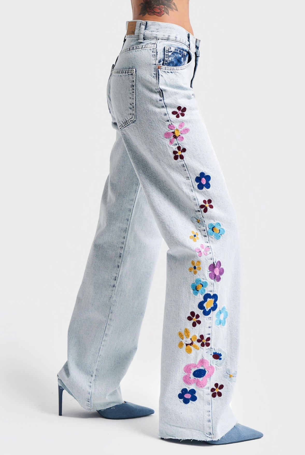 FLORAL EMBROIDERED LOOSE FIT DENIM