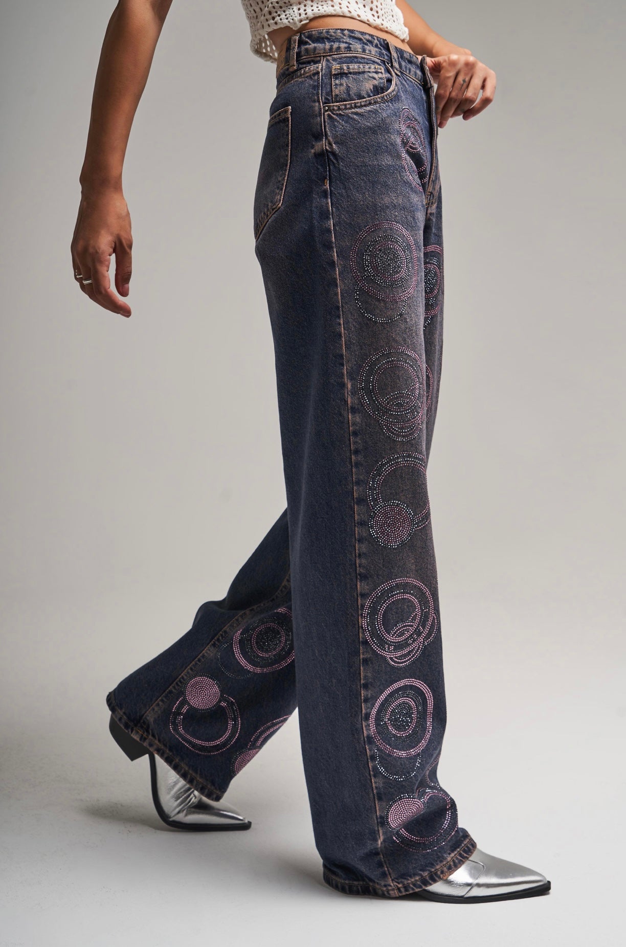 HIGH-WAIST JEANS WITH RHINESTONES