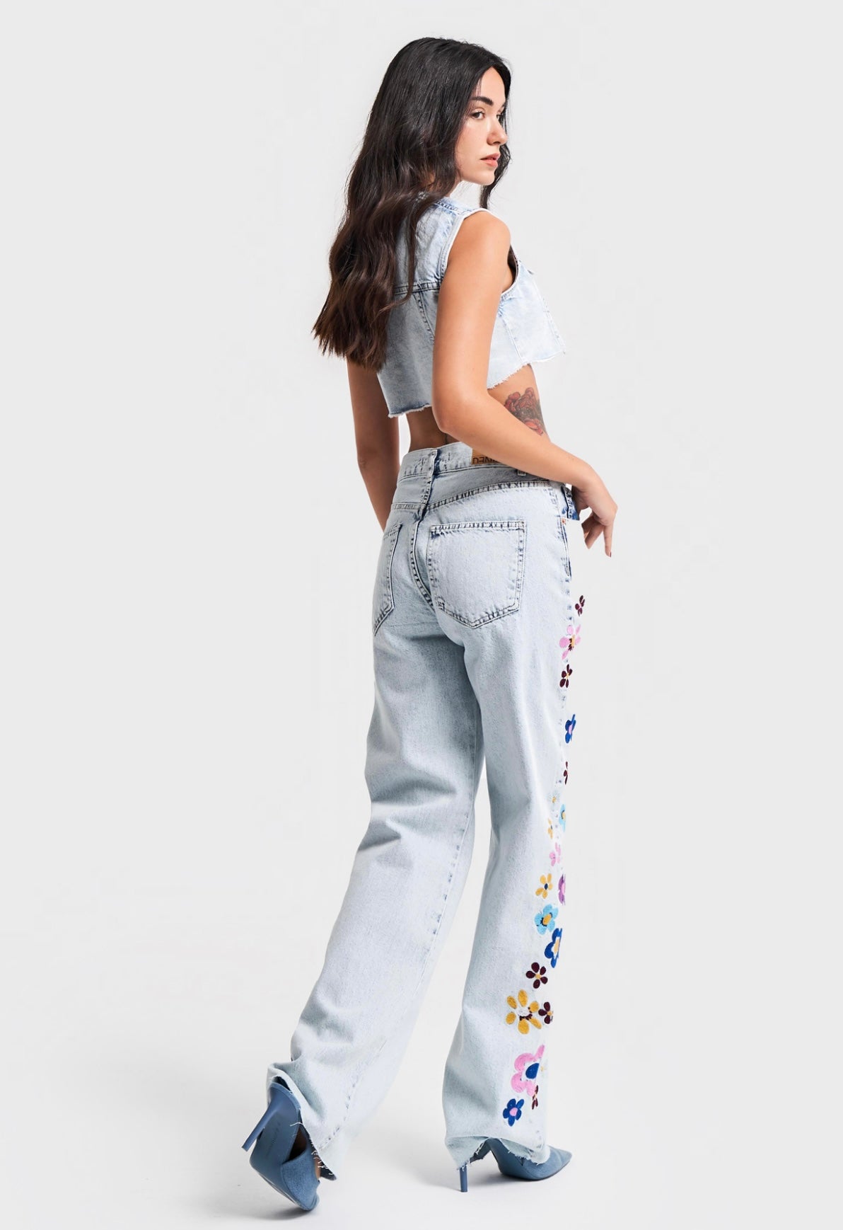 FLORAL EMBROIDERED LOOSE FIT DENIM