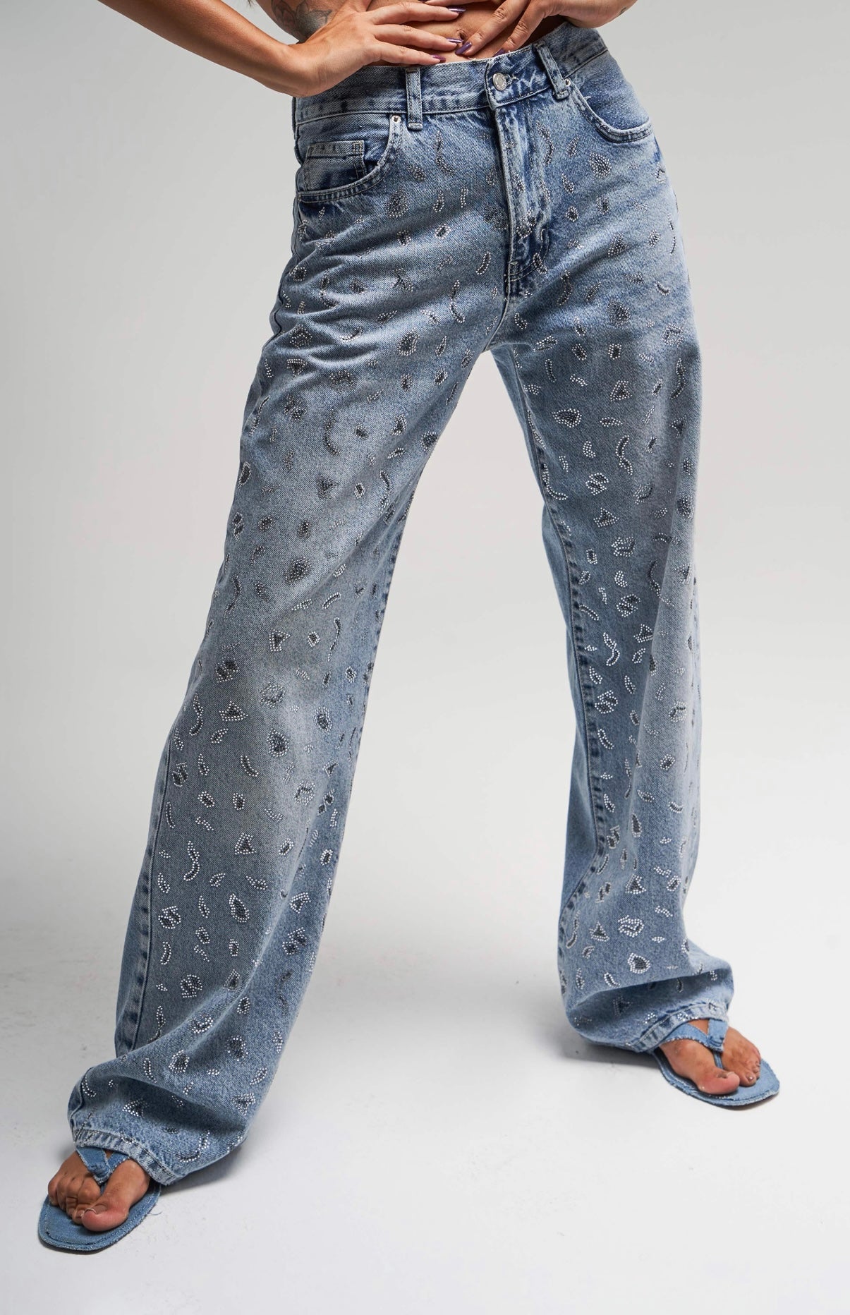 HIGH-WAIST STRAIGHT FIT DENIM WITH RHINESTONES CD17