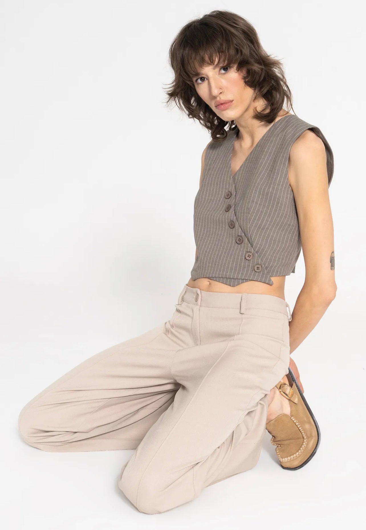 FITTED LOOSE DARTED TROUSERS