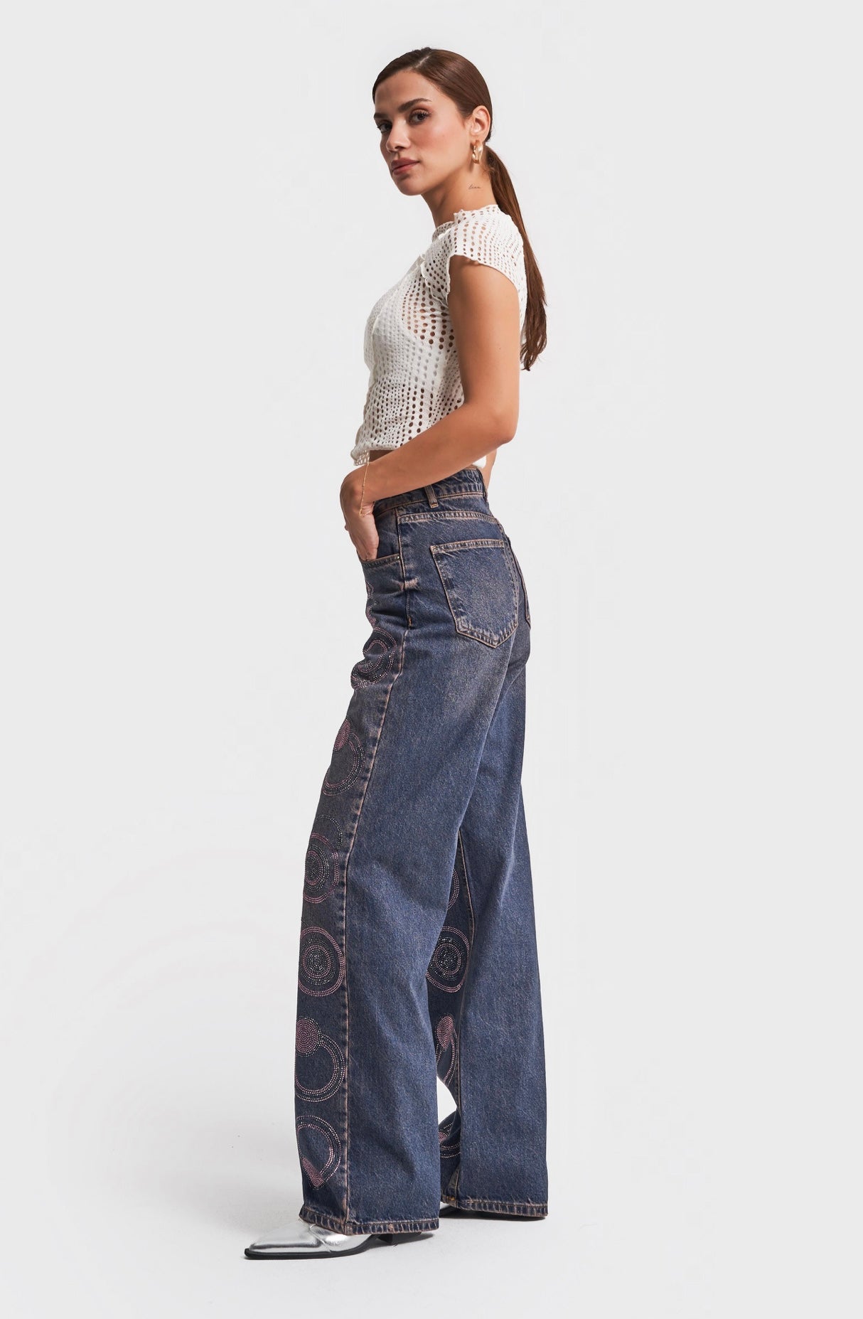 HIGH-WAIST JEANS WITH RHINESTONES